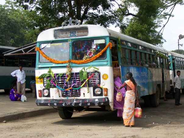 احدى الحافلات بالهند 