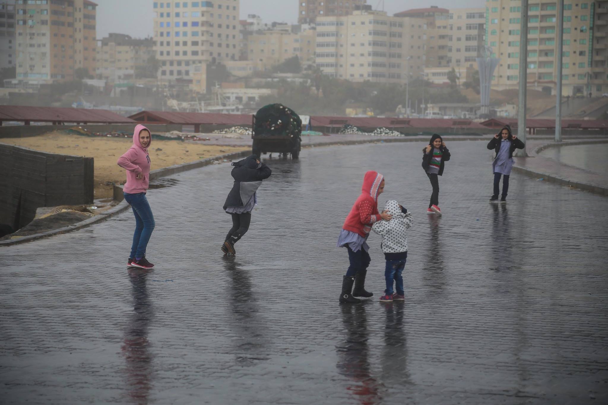 أمطار متفرقة وارتفاع طفيف على درجات الحرارة