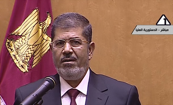 مرسي من داخل قاعة الاحتفالات الكبرى في جامعة القاهرة 