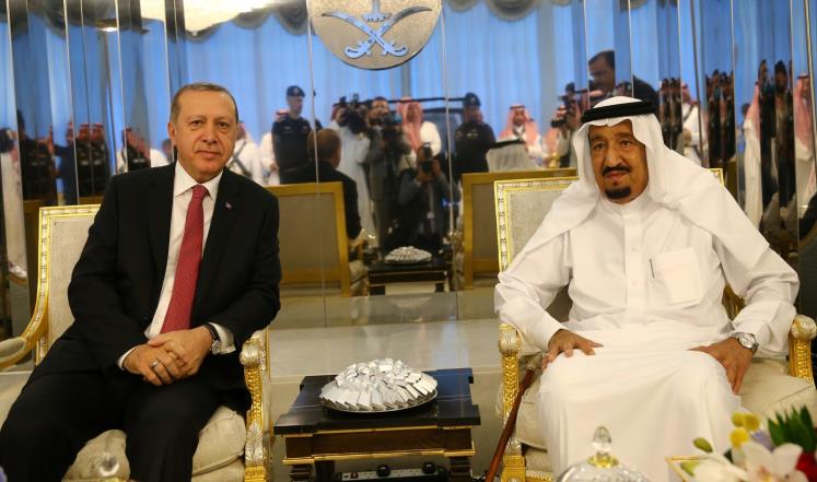 أردوغان يلتقي سلمان ويدعو الرياض لحل أزمة الخليج