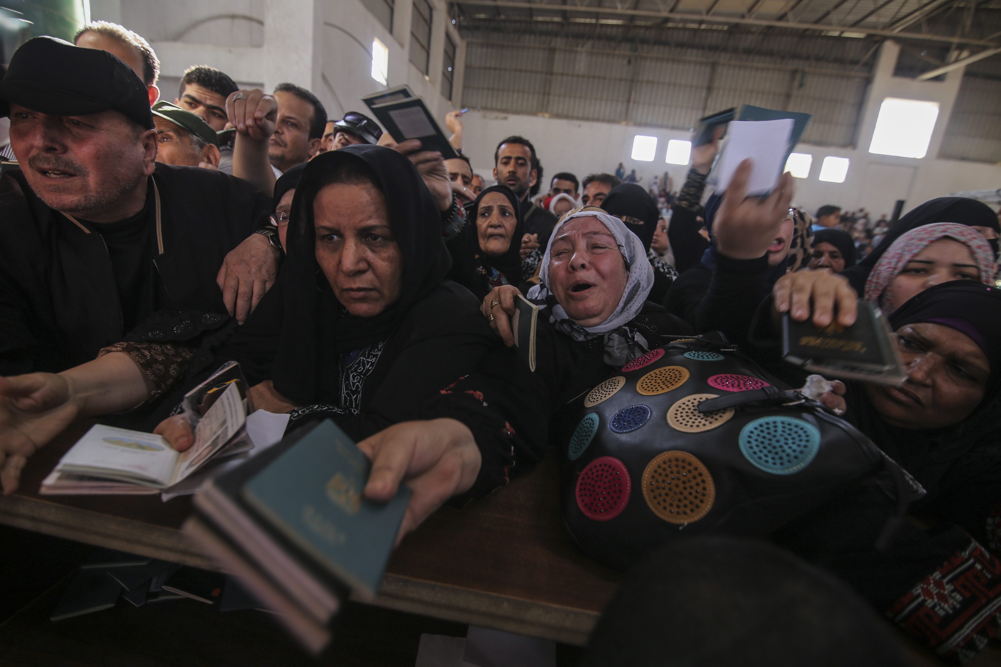 معاناة الفلسطينيين على معبر رفح