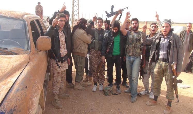 عناصر من جيش الفتح يحتفلون بعد السيطرة على عدة مناطق بريف حلب الجنوبي