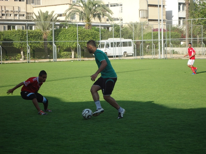 جانب من المباراة التي جمعت الفريقين