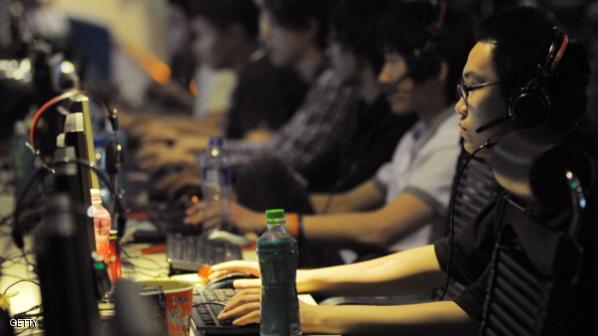 مجموعة من الشباب الصيني في أحد مقاهي الإنترنت - أرشيفية