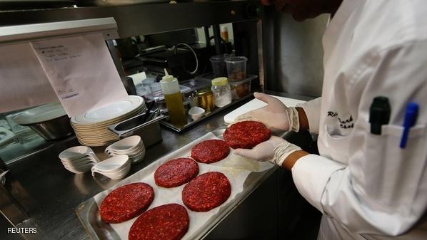 تحضير طعام من لحم الجمل في أحد فنادق أبوظبي