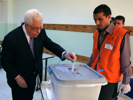 رئيس سلطة رام الله محمود عباس يدلي بصوته