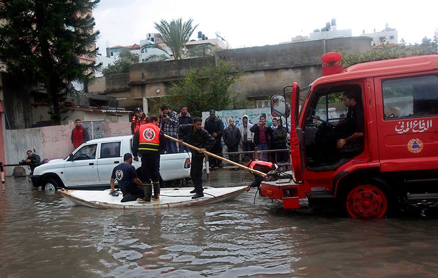  الدفاع المدني ينقذ المواطنين في غزة (أرشيف)