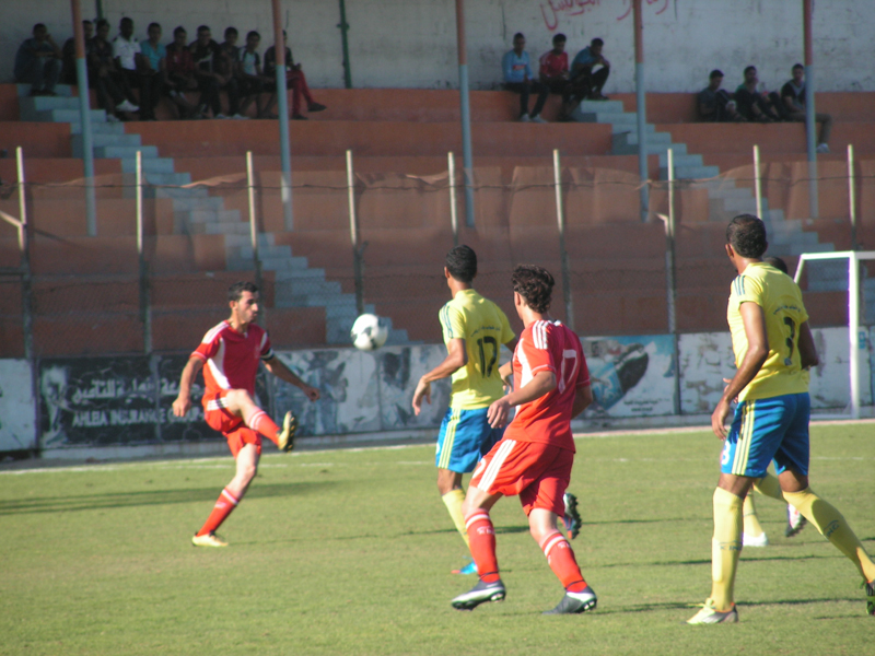 جانب من مباراة شباب جباليا وبيت حانون الأهلي
