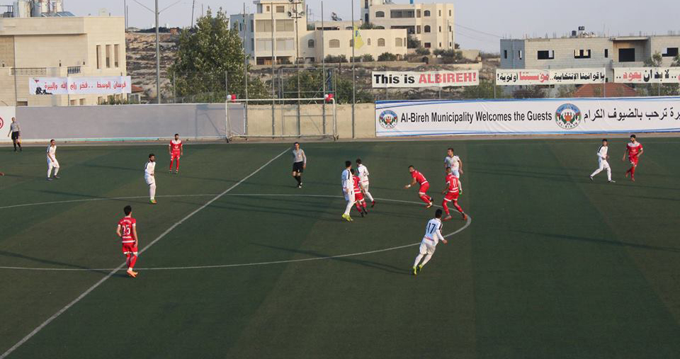 جانب من مباراة شباب الخليل ومؤسسة البيرة