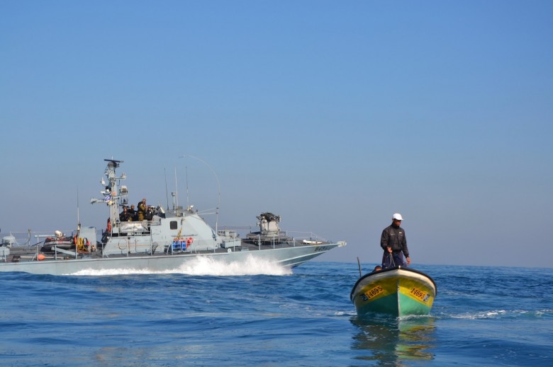 زوارق الاحتلال تستهدف مراكب الصيادين في بحر شمال غزة