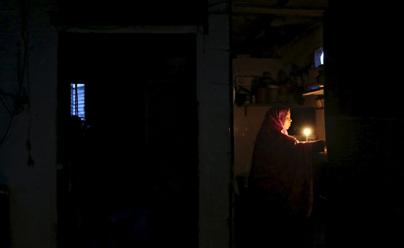 أحد المنازل خلال انقطاع التيار الكهربائي بغزة