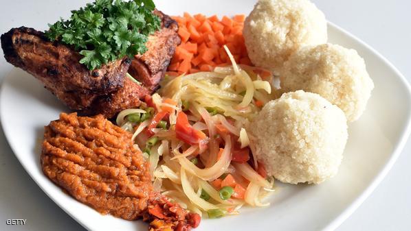 طبق من الطعام الإفريقي يقدم في أبيدجان بكوت ديفوار