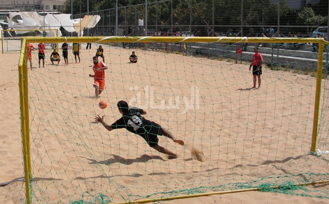 شادي أبو العراج يتصدى لكرة محمد عبد اللطيف موسى