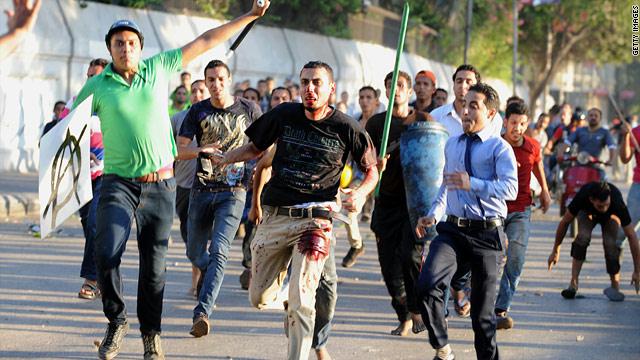 مؤيد لمرسي يحاول الفرار من مجموعة معارضة للرئيس