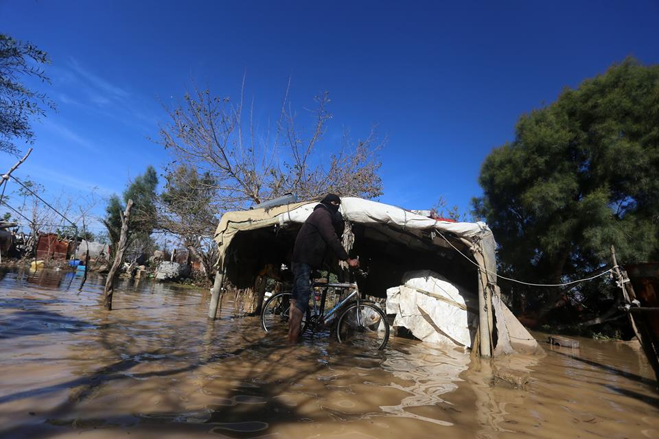 صورة لغرق عدد من المنازل وسط القطاع_ تصوير ياسير قديح 