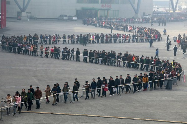 الطابور أمام مركز المعارض الدولية في تشنغتشو (عن الإنترنت)