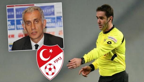 حكم المباراة يمينا، وفي الإطار رئيس النادي