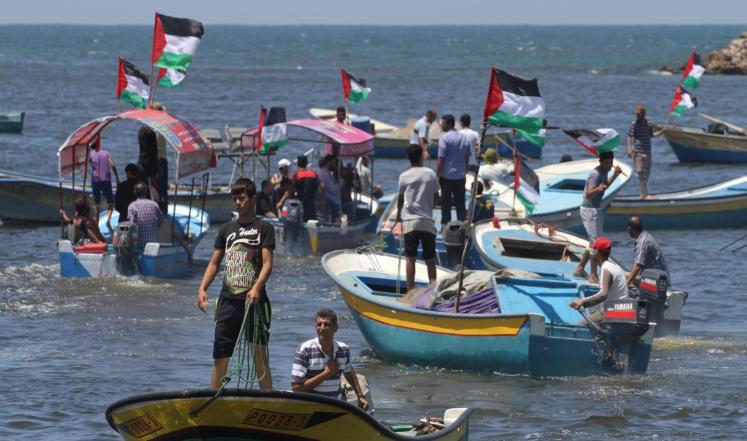 فلسطينيون يتجمعون بشاطئ في غزة تضامنا مع أسطول الحرية الثالث 