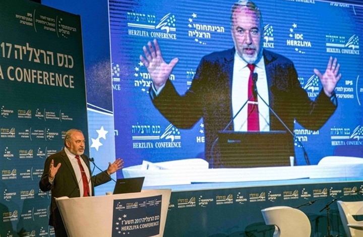 وزير الحرب الاسرائيلي  ليبرمان خلال المؤتمر