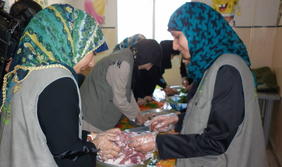 متطوعات بحملة "حبنا لهم"