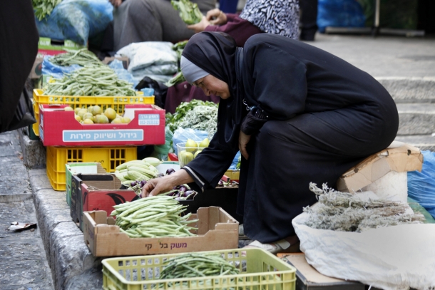 بائعة في أحد أسواق غزة (الأرشيف)