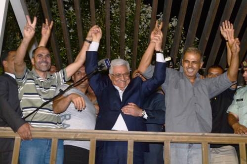 رئيس السلطة الفلسطينية محمود عباس يستقبل الاسرى