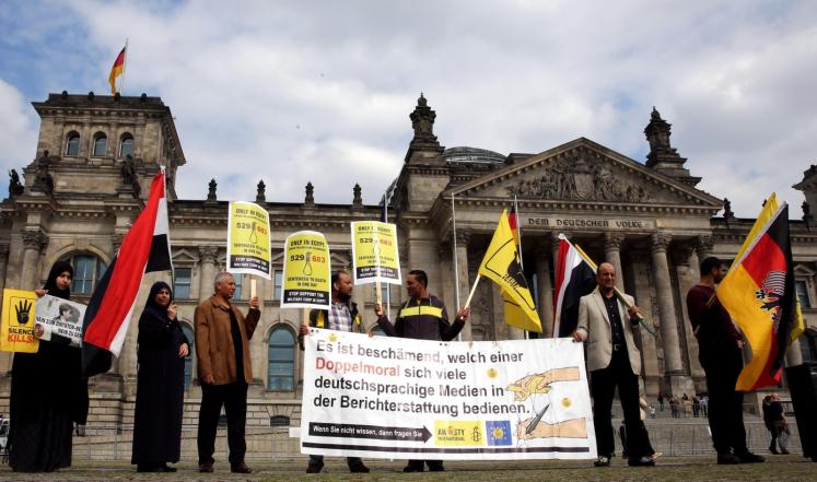 مصريون يتظاهرون أمام البرلمان الألماني احتجاجا على زيارة السيسي المزمعة