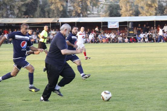 هنية خلال مباراة القدامى في ملعب بيت لاهيا