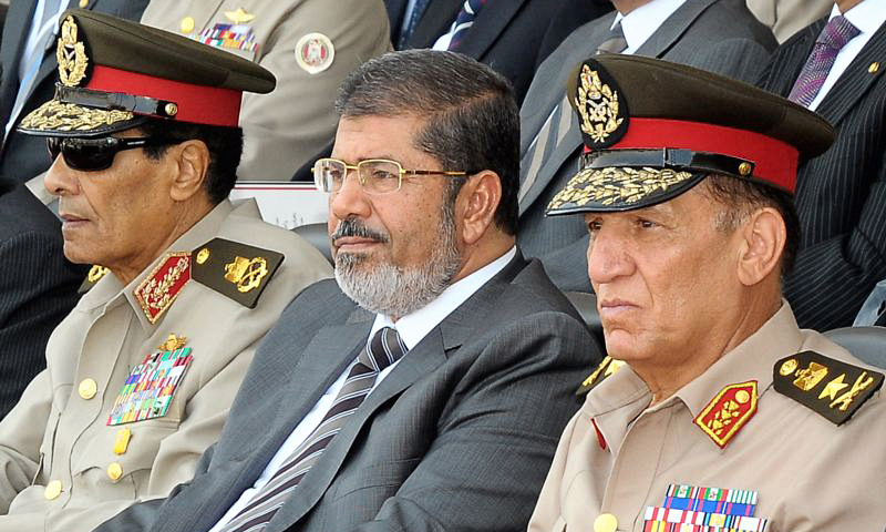 مرسي يحيل طنطاوي وعنان للتقاعد