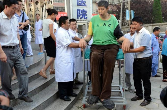  أطول رجل بآسيا وانغ فنغجون