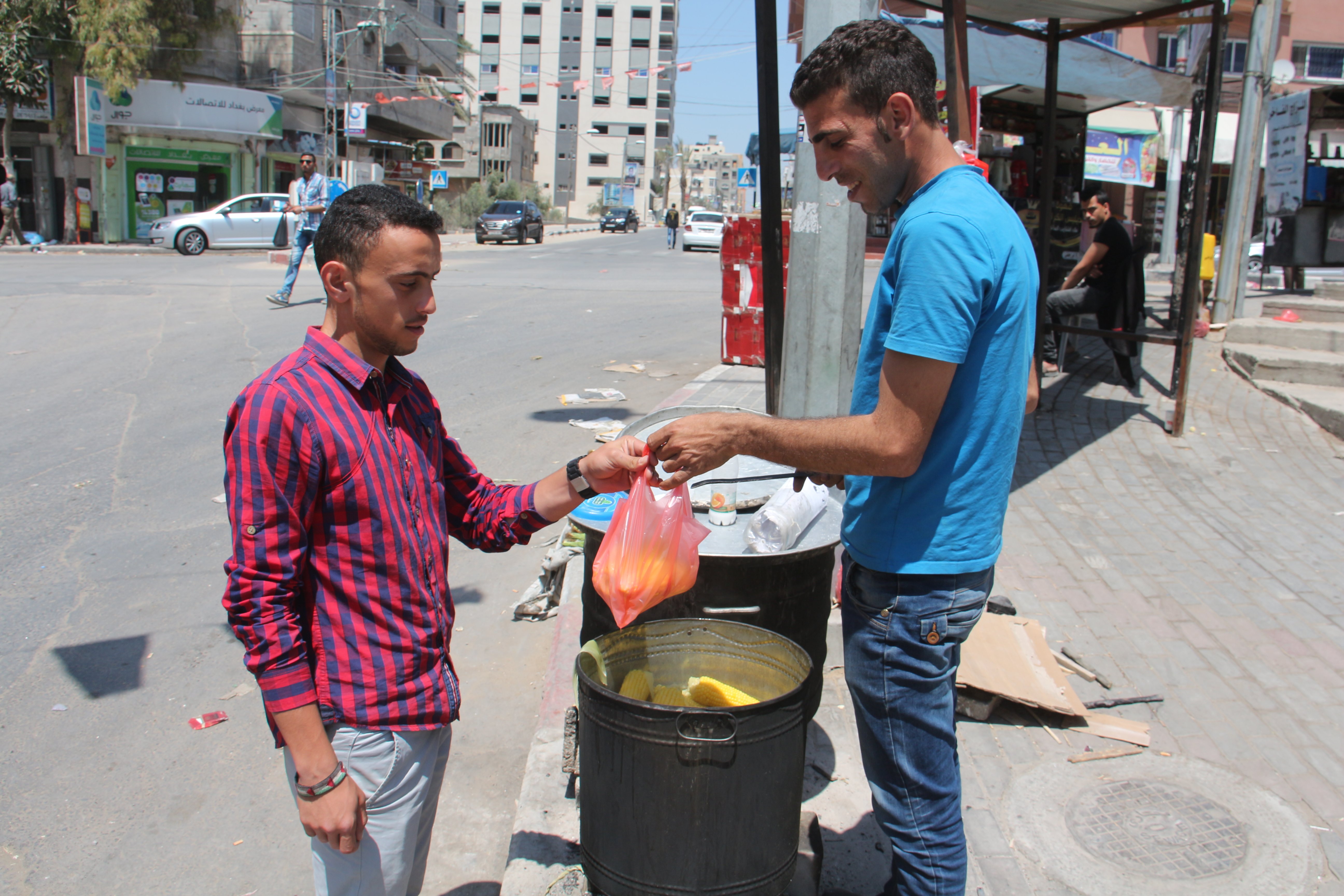 مواطن يبيع الذرة على أحد مفترقات غزة