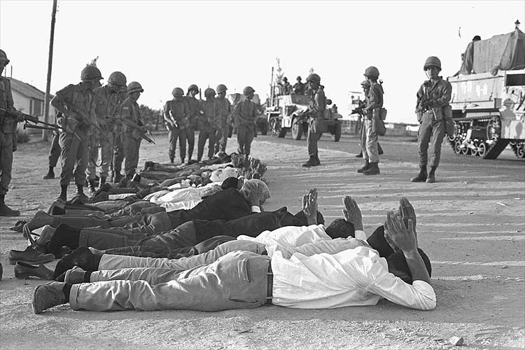 احد صور مجزرة خان يونس عام 1956 (أرشيف)