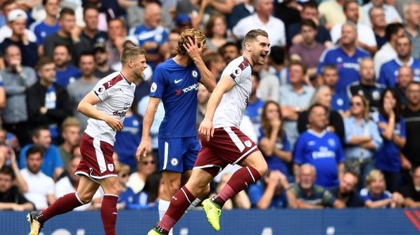 فرحة لاعبي بيرنلي بالفوز