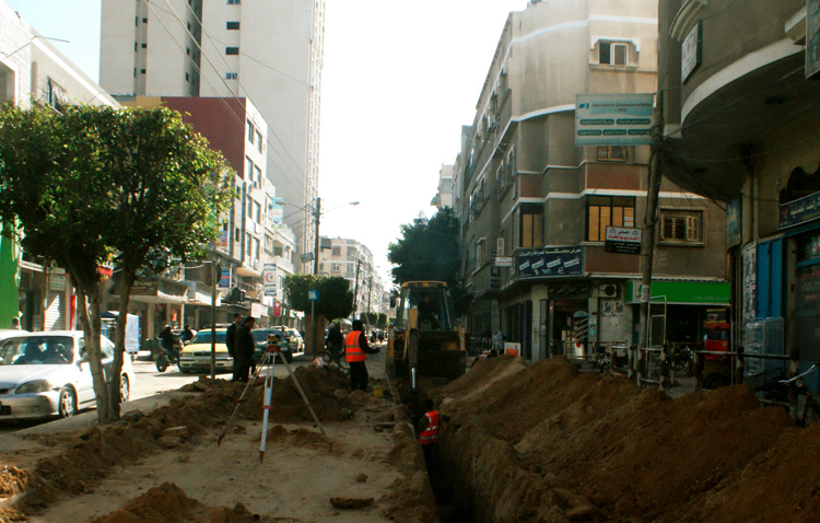 بلدية غزة تركّب أنابيب مياه (أرشيف)
