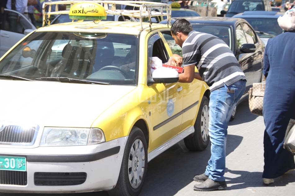 خلال إحتفال أهالي الأسرى الإداريين بوقف إضراب أبنائهم