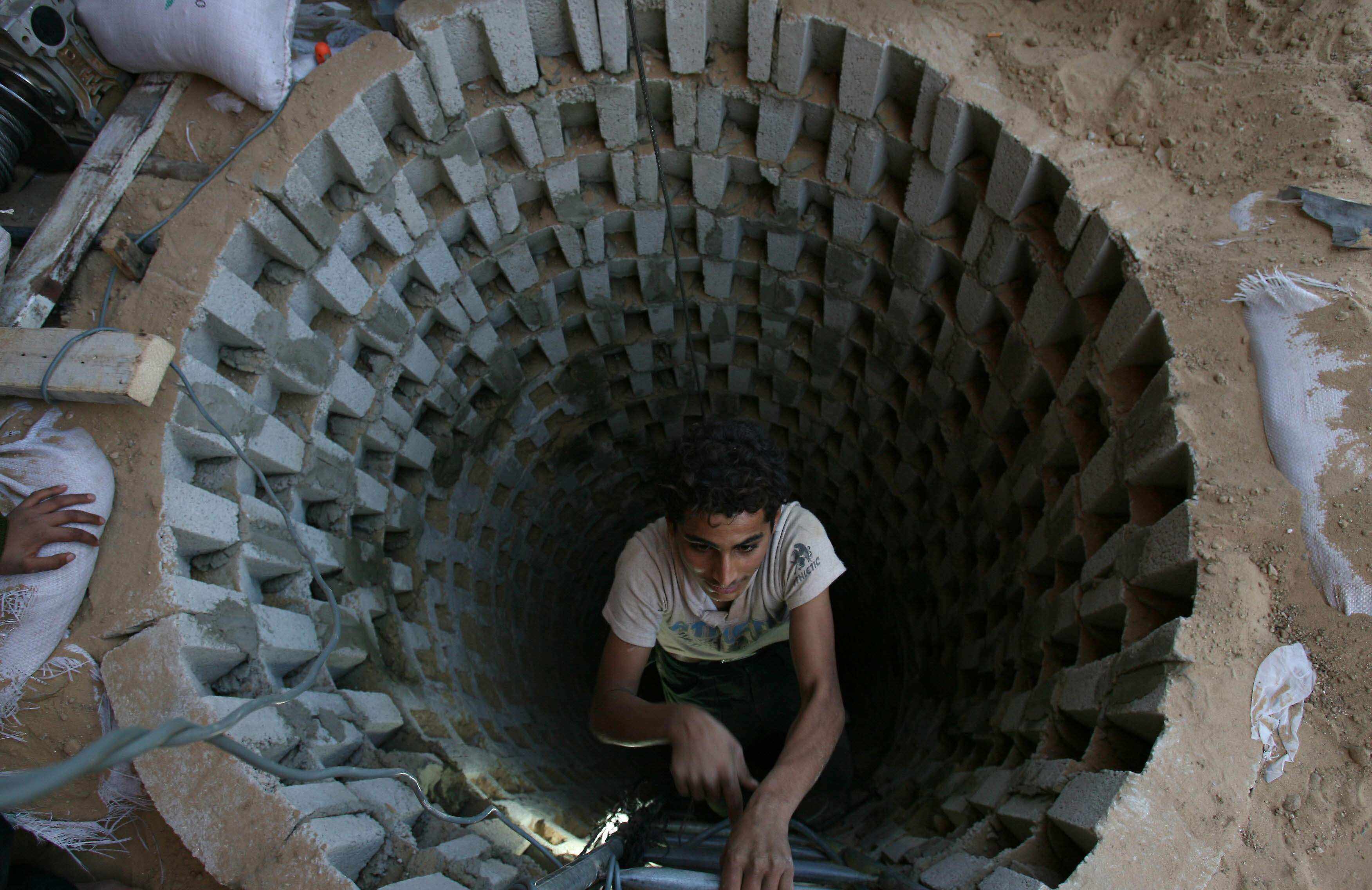  نفق أرضي تجاري على الحدود بين قطاع غزة ومصر .