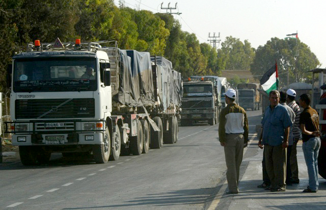 شاحنات محملة بالبضائع (الأرشيف)