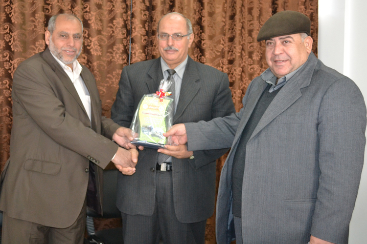 خلال زيارته مدير المنطقة الوسطى التعليمية بوكالة الغوث