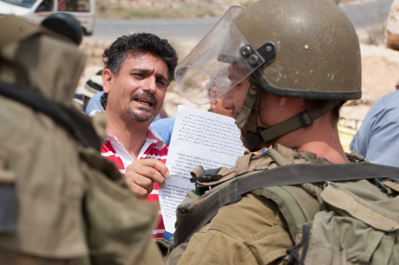 قوات الاحتلال تغلق احد الشوارع بالخليل (الأرشيف)