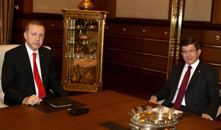 أردوغان (يسار) وأوغلو أثناء لقاء جمعهما الثلاثاء الماضي في قصر الرئاسة بأنقرة