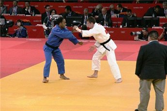 أبو ارميلة بالزي الأزرق