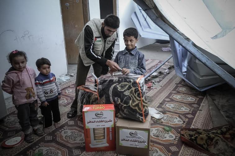 توزيع مساعدات على الاسر الفقيرة في غزة (أرشيف)