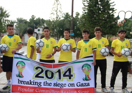 أطفال من غزة يرتدون زي المنتخب البرازيلي