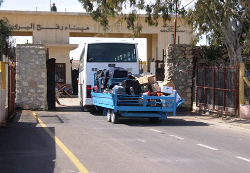 مسافرين عبر معبر رفح البري (الأرشيف)