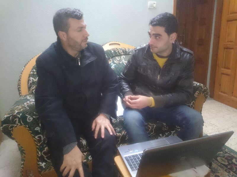 خلال حديث مراسل الرسالة نت مع الفنان عز الدين أبو شريعة