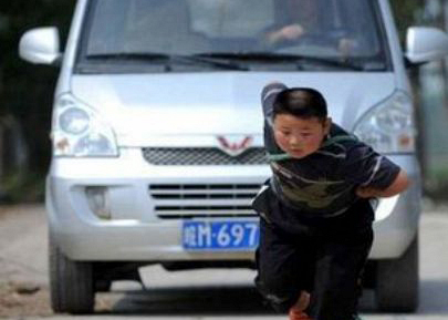 عمره 7 سنوات و"يجر" سيارة  