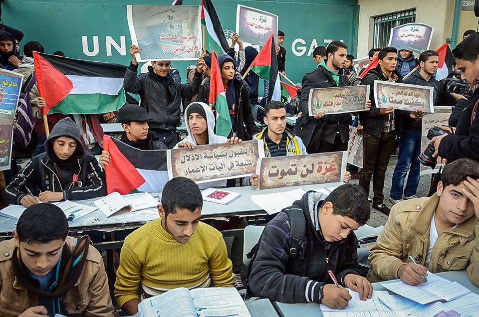 جانب من الوقفة الطلابية أمام مقر 