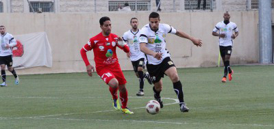 جانب من مباراة سابقة بين الشباب والأهلي الخليلي