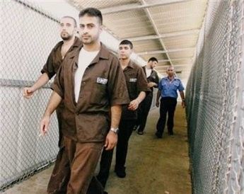 أسرى في سجون الاحتلال (أرشيف)