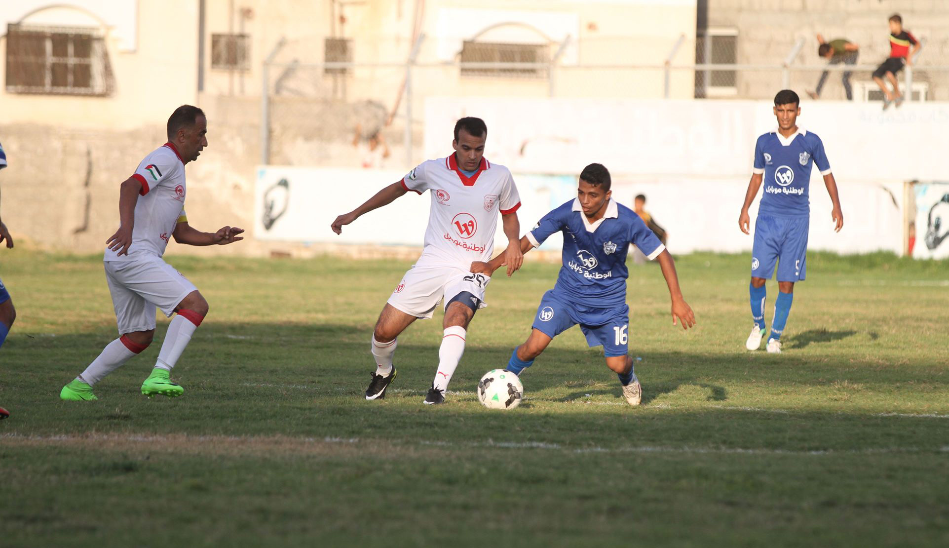 جانب من مباراة سابقة بين الطرفين